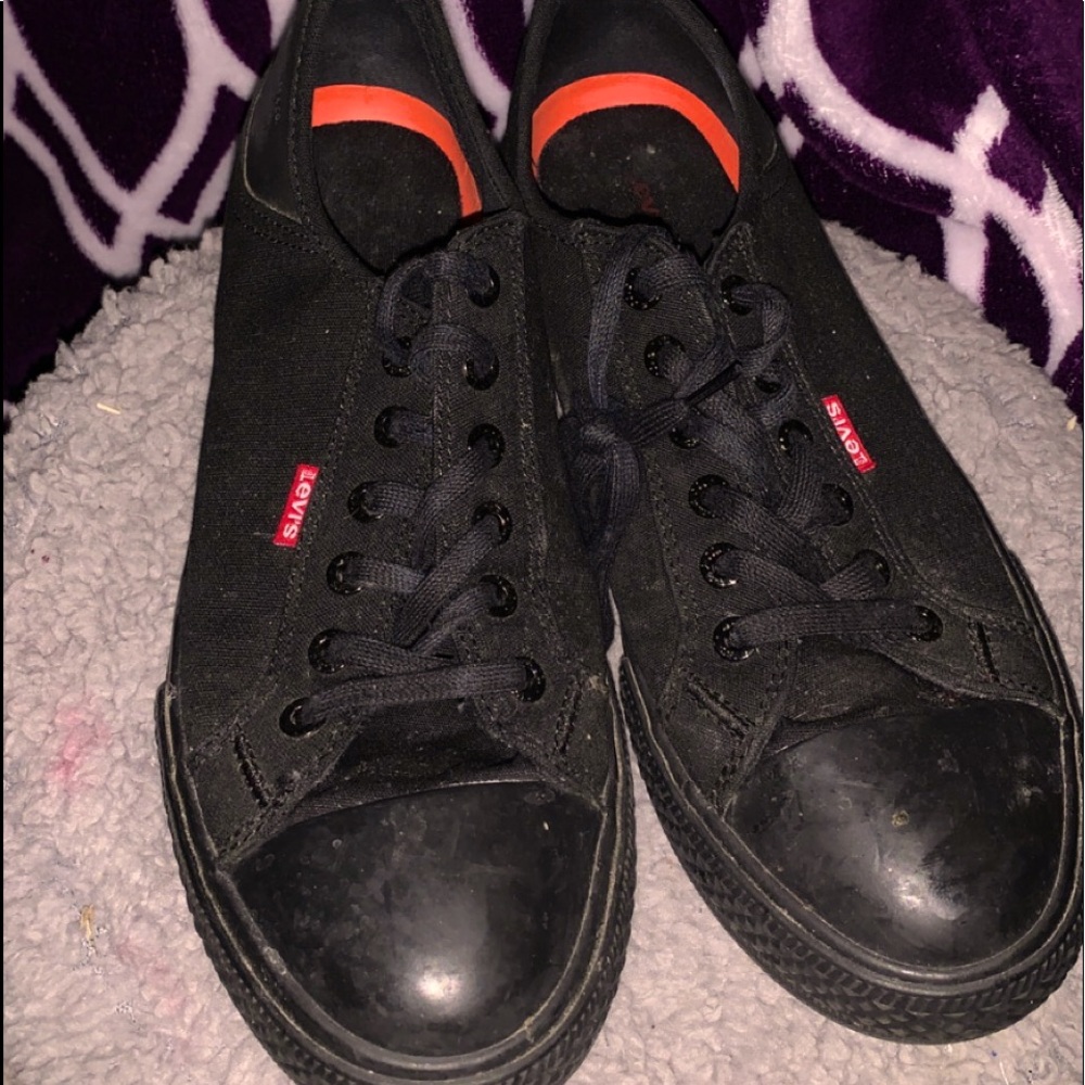 Levi’s non slip all star style tennis shoes